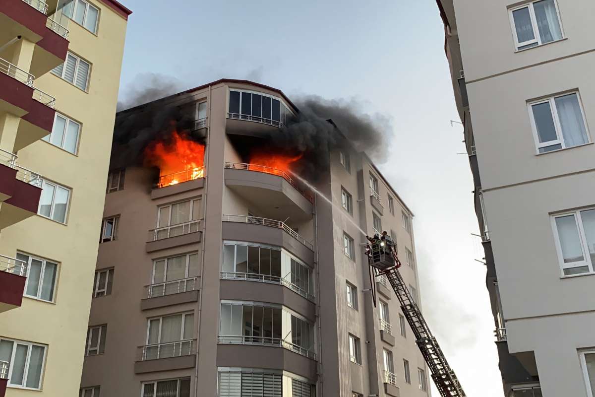 Niğde'deki ev yangınında faciadan dönüldü: 10 kişi hastaneye kaldırıldı