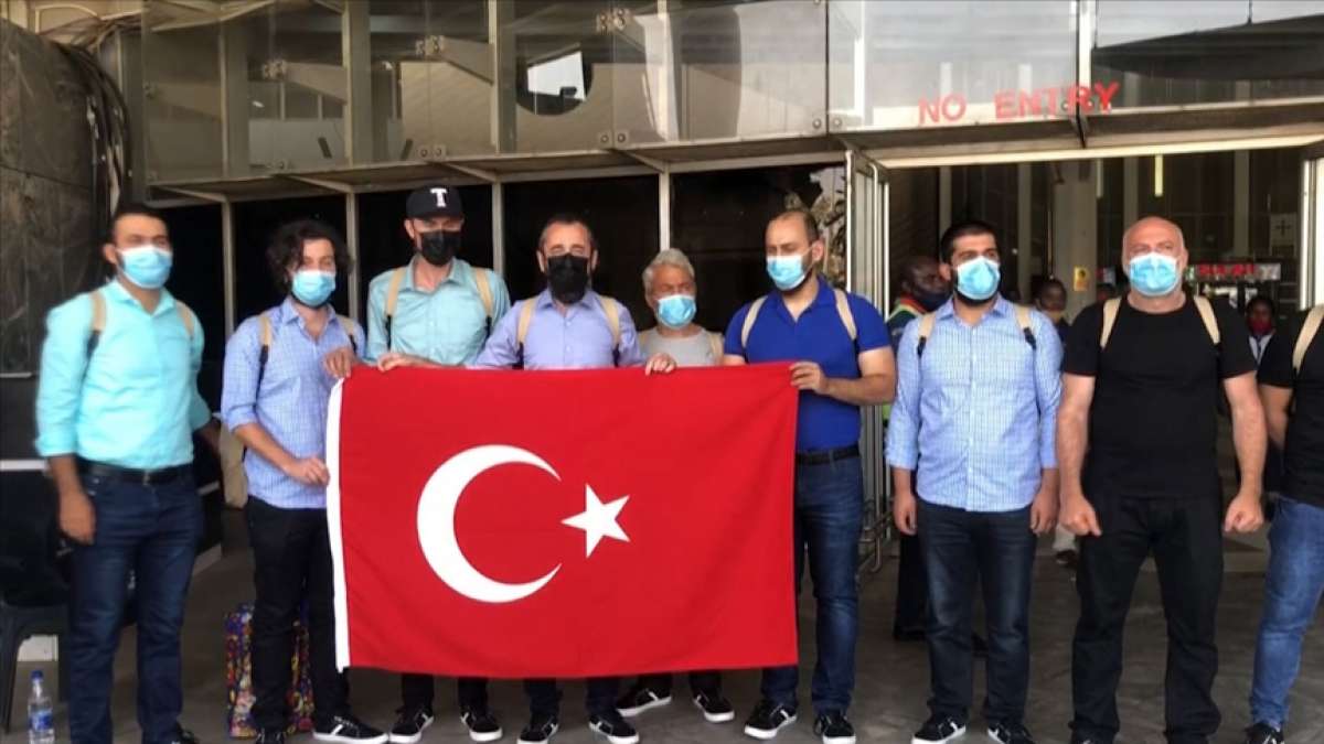 Nijerya'da serbest bırakılan Türk gemicilerin tamamı Türkiye'nin Abuja Büyükelçiliğine ula