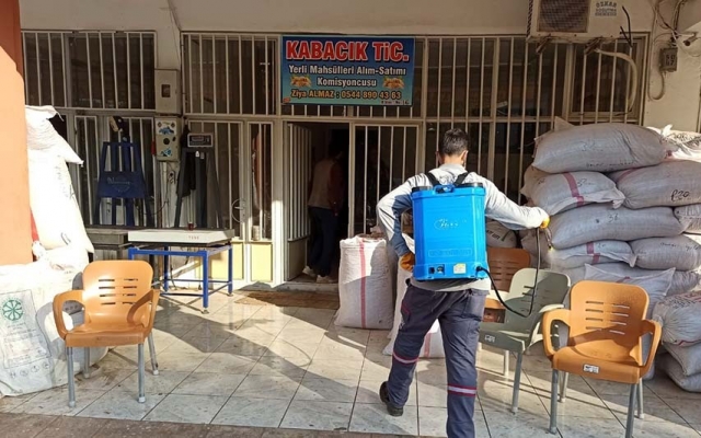 Nizip’te belediye ekipleri fıstık halini dezenfekte etti