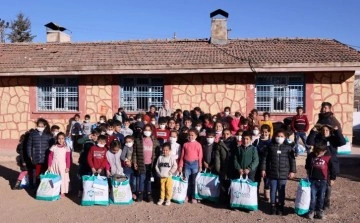NUN Okulları öğrencileri ihtiyaç sahibi çocuklara sıcak bir kış hediye ediyor
