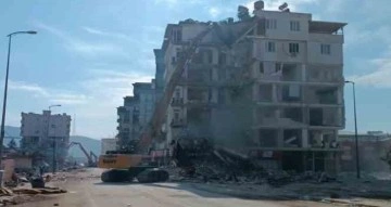 Nurdağı’nda ağır hasarlı binaların yıkımı devam ediyor