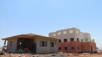 Nurdağı'nda fiber kompozit bloklarla yapılan köy evi ve deprem konutunda sona gelindi