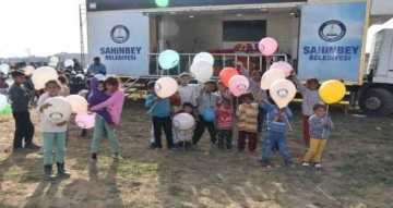 Nurdağı’ndaki depremzede çocuklara moral verdiler