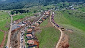 Nurdağı'ndaki ilk kalıcı konutlar "akıllı k&ouml;y" uygulamasıyla sahiplerine teslim edile