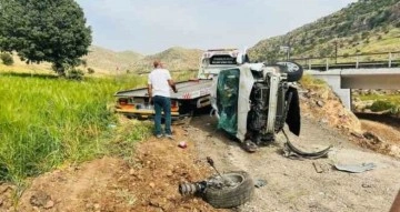 Nusaybin’de hafif ticari araç takla attı: 2 yaralı