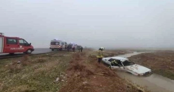 Nusaybin’de kontrolden çıkan otomobil su kanalı düştü: 4 yaralı