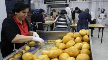 Okulda deprem bölgesi için 24 saat kesintisiz ekmek üretiyorlar