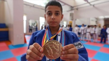 Okulda ters takla atarken keşfedildi, Balkan Judo Şampiyonası'nda birinci oldu