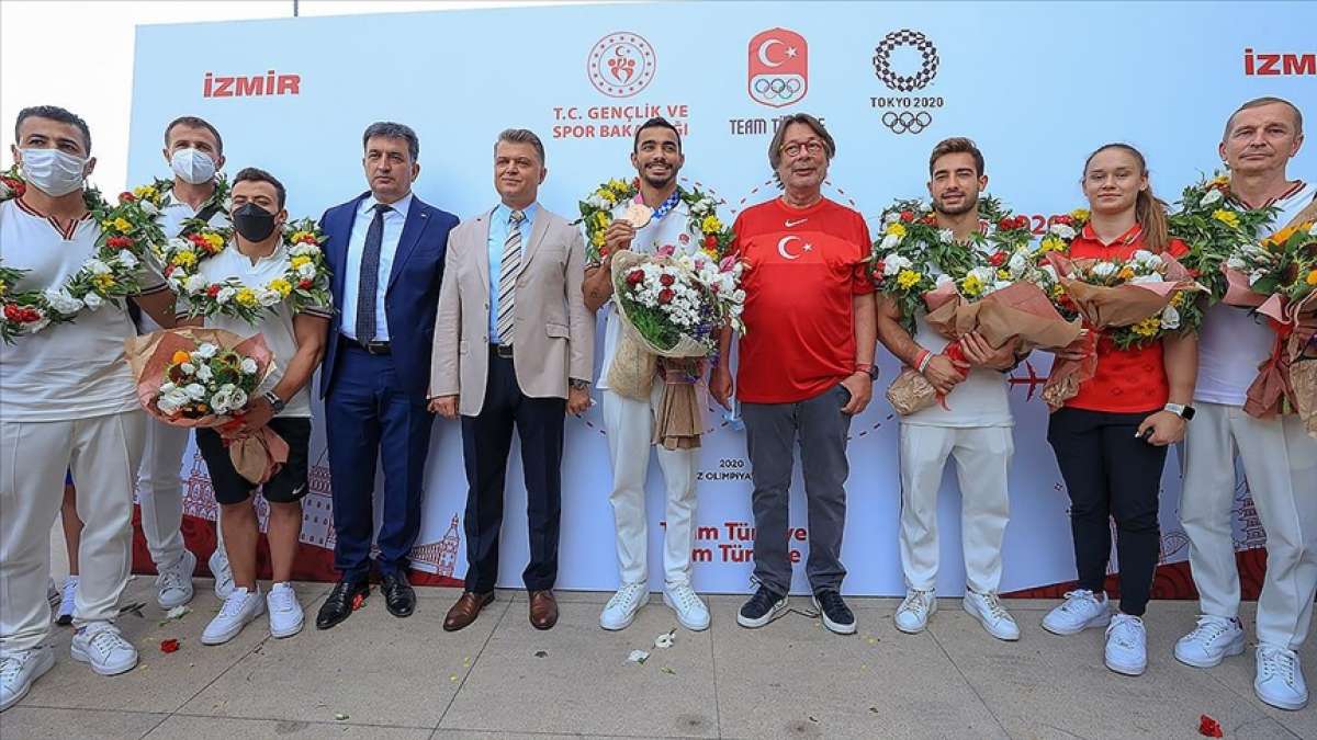 Olimpiyatta bronz madalya kazanan Arıcan'ın da aralarında olduğu cimnastikçiler, İzmir'e g