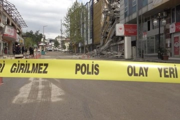 &Ouml;l&uuml;me ramak kala: 4 katlı bina &ccedil;&ouml;kt&uuml;, 3 kişi son anda kurtuldu