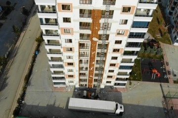 &Ouml;l&uuml;m&uuml; g&ouml;ze alıp ağır hasarlı binadan eşyalarını &ccedil;ıkardılar