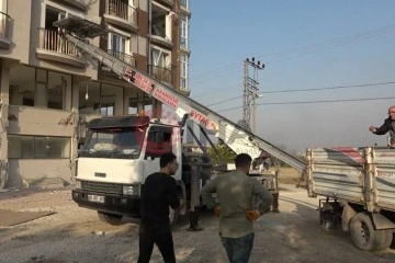 &Ouml;l&uuml;m&uuml; g&ouml;ze alıp, hasarlı binalardan eşya taşıdılar
