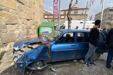 &Ouml;nce kaldırımda y&uuml;r&uuml;yen yayaya, sonra cami duvarına &ccedil;arptı