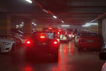 Onlarca vatandaş, AVM otoparkında mahsur kaldı: Egzoz gazı gerginliğe neden oldu
