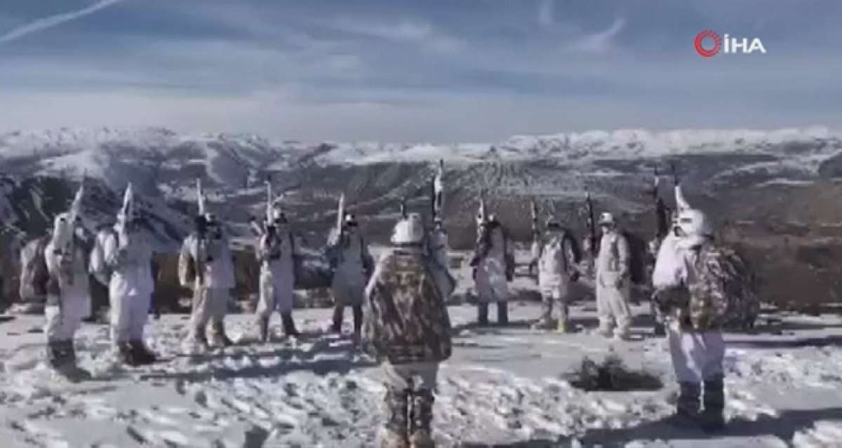 Operasyondaki Mehmetçik'ten karlı dağlarda Komando Marşı