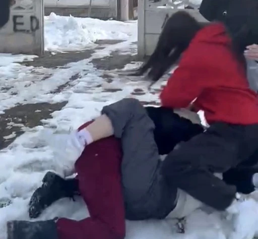 Ortaokul &ouml;ğrencilerinin &ouml;n&uuml;n&uuml; kesip darp ettiler