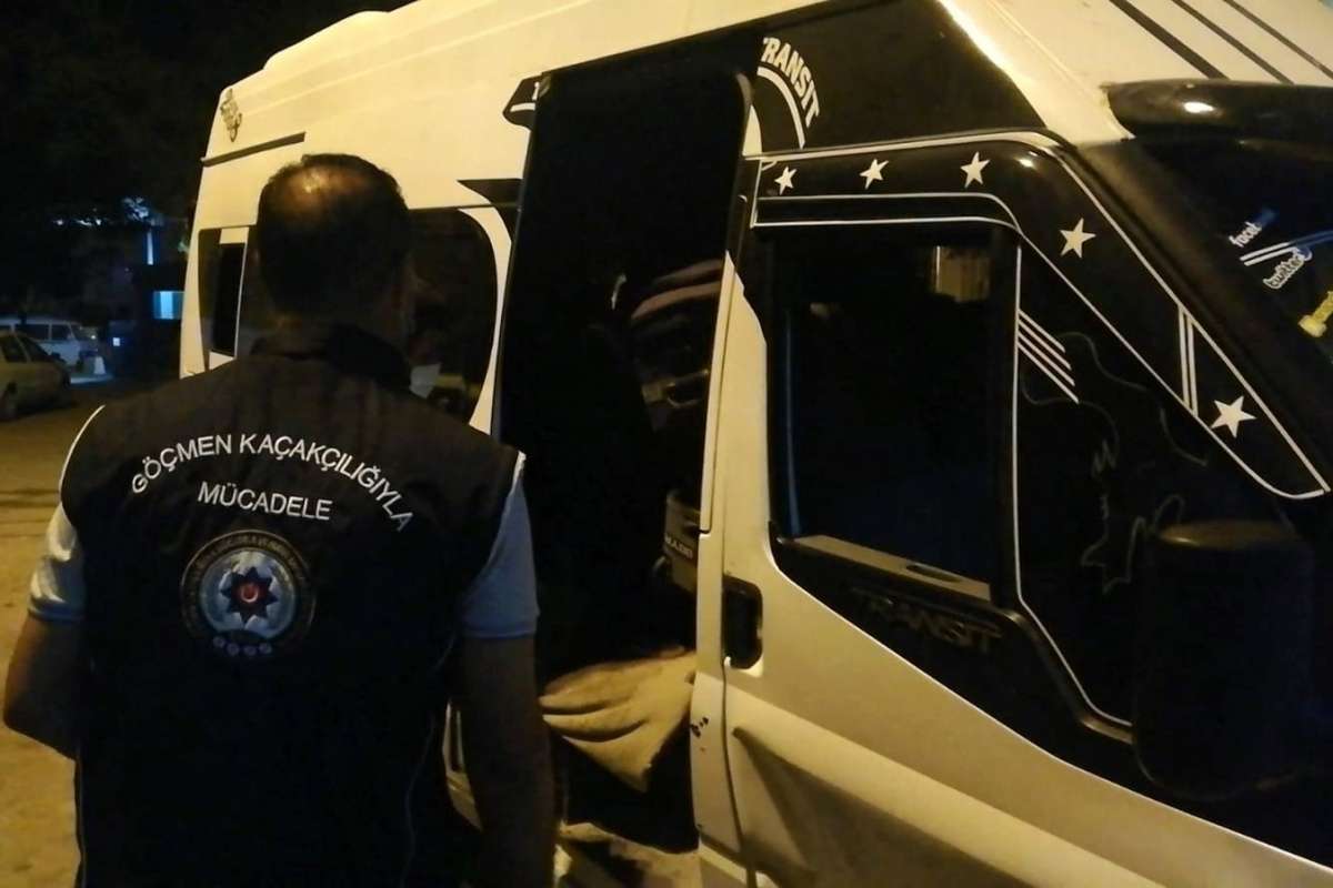 Osmaniye'de 14 kişilik minibüsten 20'si kaçak 28 mülteci çıktı