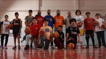 Osmaniye'de afeti yaşayan antren&ouml;rler, depremzede &ccedil;ocukları basketbolla motive ediyor