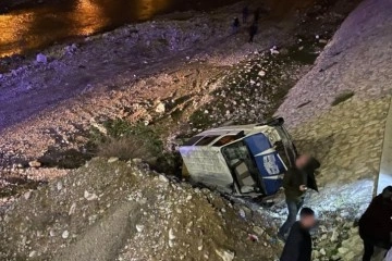 Osmaniye'de minibüs köprüden Savrun Çayı'na uçtu: 3 yaralı