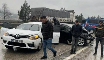 Osmaniye'de otomobiller çarpıştı; 1 polis memuru yaşamını yitirdi, 3 kişi yaralandı