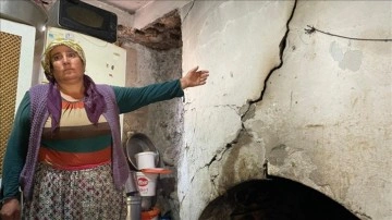 Osmaniye'deki depremde evi hasar gören aile yaşadıklarını anlattı