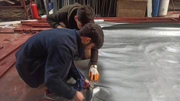 Osmaniyeli depremzedeler i&ccedil;in at&ouml;lyesini a&ccedil;an esnaf 60 g&ouml;n&uuml;ll&uuml;yle &ccedil;adır &uuml;retiyor