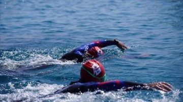 Otizmli sporcu Tuna Tunca, Sakız'dan Çeşme'ye yüzdü