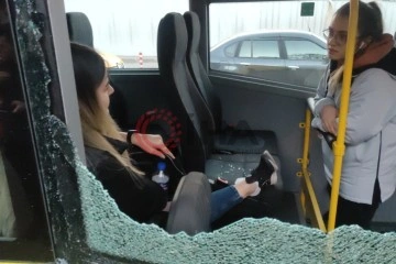 Otobüs camı yüzünde patladı, oturduğu yerden kalkamadı