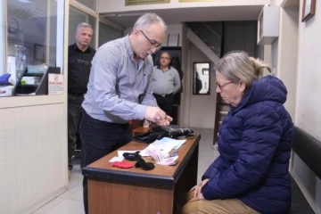 Otob&uuml;ste unuttuğu altın ve para dolu &ccedil;antasına kavuştu