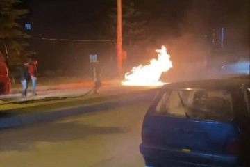 Otomobil alev alev yandı, sürücü son anda kurtuldu
