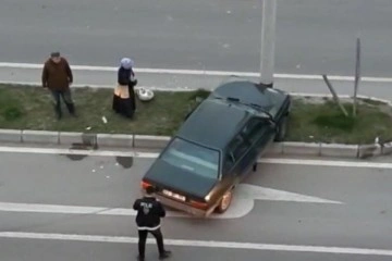 Otomobil aydınlatma direğine &ccedil;arptı: 3 yaralı