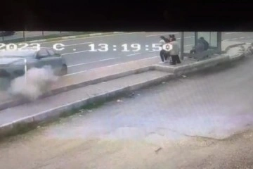 Otomobil duraktaki 5 kişiye &ccedil;arptı, dehşet anları kameraya yansıdı