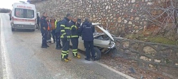 Otomobil istinat duvarına çarptı: 1 yaralı