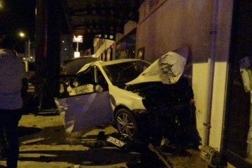 Otomobil market duvarına daldı: 5 yaralı