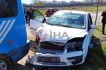 Otomobil minib&uuml;se &ccedil;arptı: 1'i ağır 5 yaralı