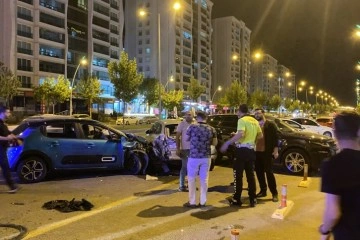 Otomobil park halindeki araçlara çarptı: 7’si çocuk 9 yaralı