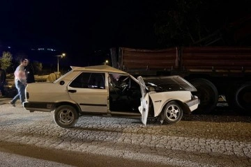 Otomobil, park halindeki kamyona ok gibi saplandı: 1 yaralı