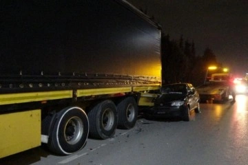 Otomobil tıra arkadan &ccedil;arptı: 1&rsquo;i &ccedil;ocuk 2 yaralı