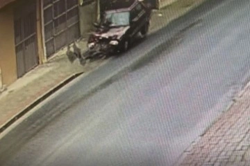 Otomobil yangın hidrantına çarptı, yol göle döndü