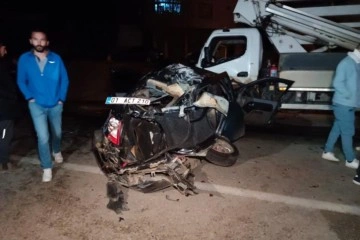 Otomobile &ccedil;arpmamak i&ccedil;in manevra yapan aracın vin&ccedil;le &ccedil;arpıştığı kaza kamerada: 2 &ouml;l&uuml;