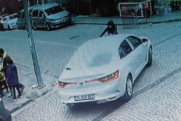 Otomobilin altında kalan kadını vatandaşlar kurtardı