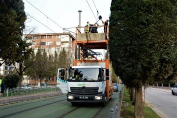 Otomobilin çarptığı aydınlatma direği tramvay enerji hattının üzerine devrildi