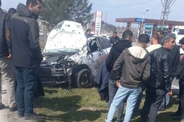 Otomobilin metrelerce takla attığı kaza g&uuml;venlik kamerasında