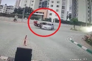 Otomobille çarpışan motosiklet sürücüsü böyle ölümden döndü