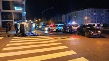 Otomobille çarpışan polis aracındaki 2 polis memuru yaralandı