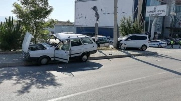 Otomobille hafif ticari araç çarpıştı: 2 ölü