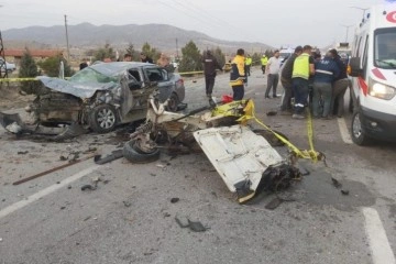 Otomobillerin hurdaya d&ouml;nd&uuml;ğ&uuml; kazada 3 kişi yaralandı