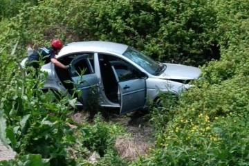 Oy kullanmaya giden ailenin aracı tarlaya uçtu: 5 yaralı