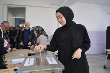 Oy kullanmaya giden vatandaşlar sandık başlarında kuyruk oluşturdu