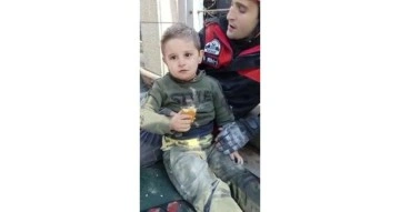 (Özel) 5 yaşındaki Muhammed enkazdan çıkarıldı, şaşkın bakışları kameraya yansıdı